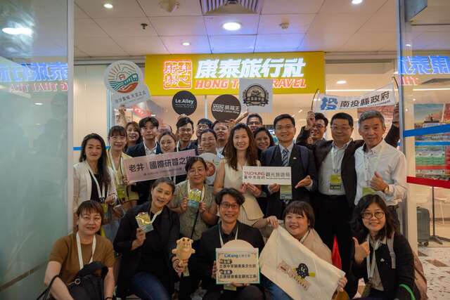 與康泰行社洽談合影