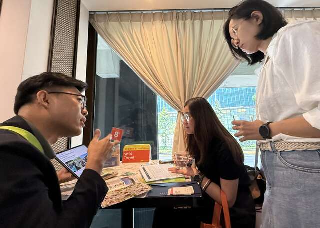 台中觀光業者與新加坡業者洽談合影