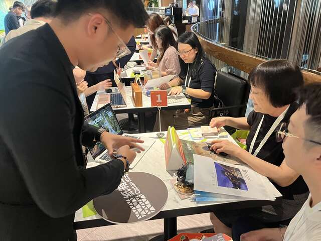 台中觀光業者與新加坡業者 洽談合影