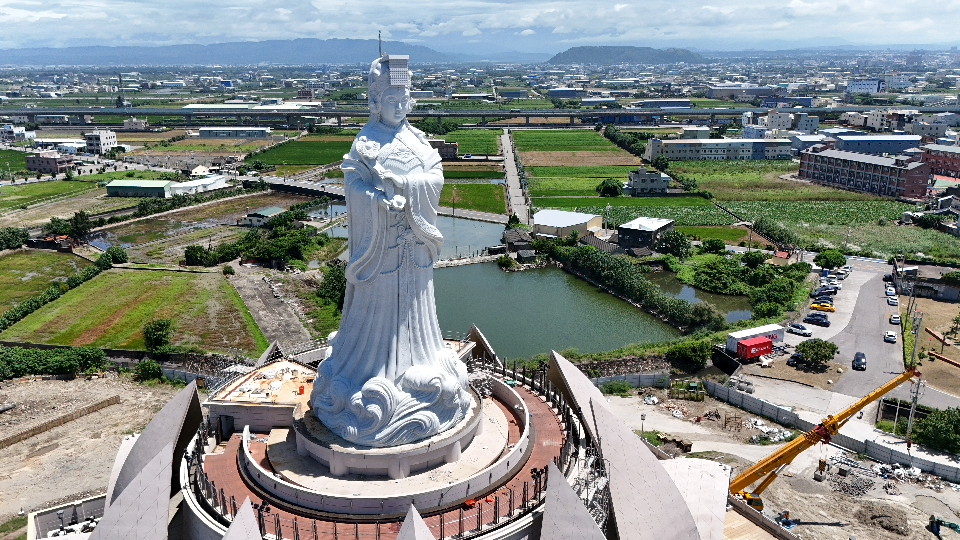 雕像空拍右側