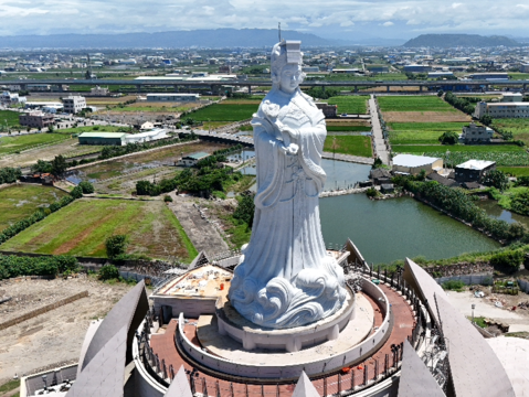 雕像空拍右側