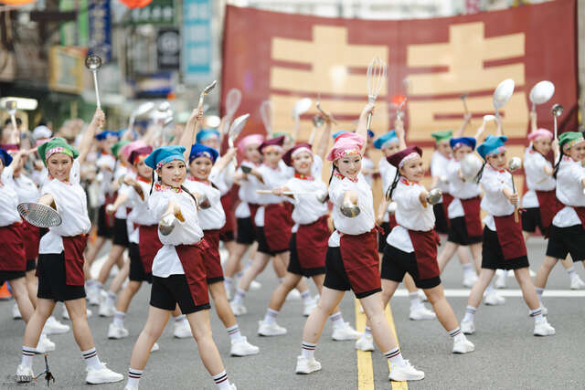 國內外表演團隊熱力踩街-展現各國文化特色