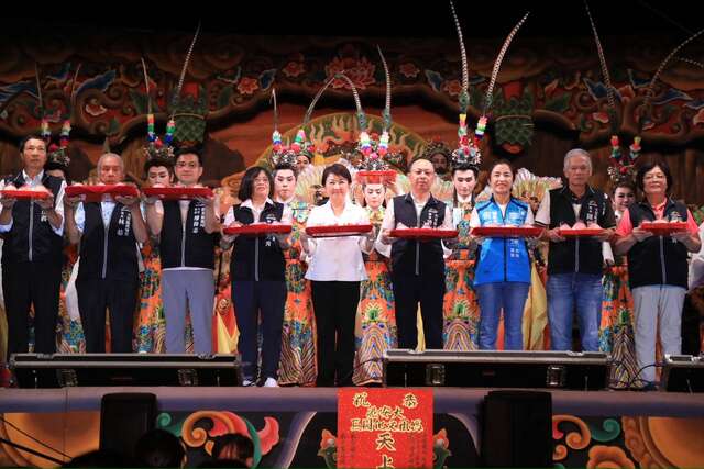 盧市長與貴賓手捧壽桃及糖果祈福合影