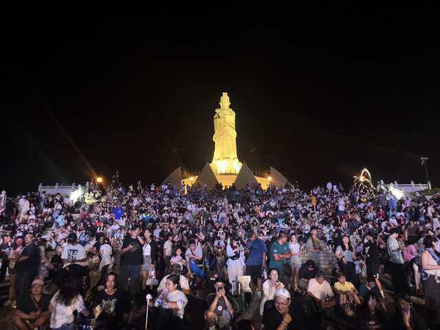 聽團民眾塞滿媽祖雕像前方大步梯