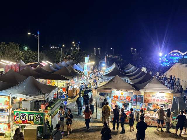 戶外市集讓民眾聽音樂配美食