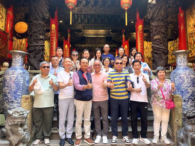 團員於大甲鎮瀾宮參拜祈福
