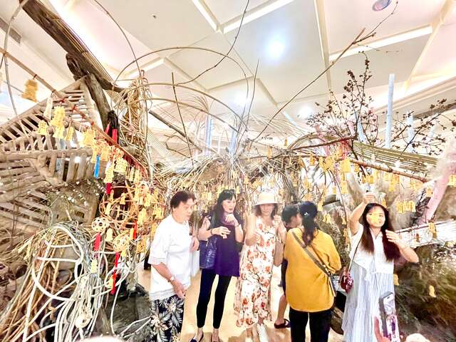 10月3日台日草月流漂流木藝術創作交流展開展遊客以祈福卡祈求安康