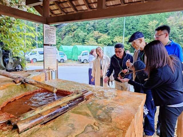 代表团考察当地天然泉水资源与饮泉文化