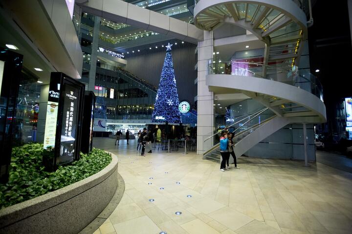 ModeMall新时代购物中心-星巴克前的圣诞树