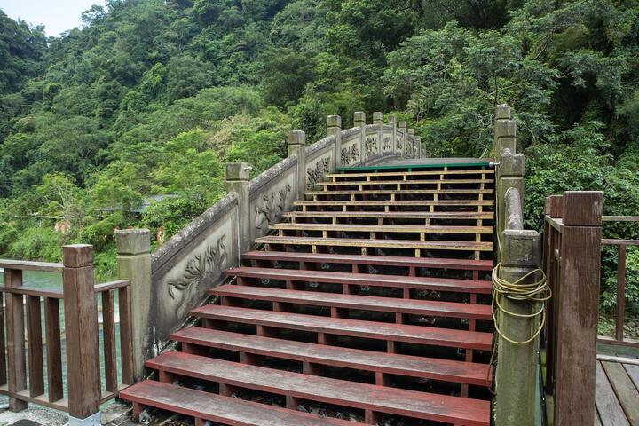 抽藤坑休閒農業區-橋上木階梯