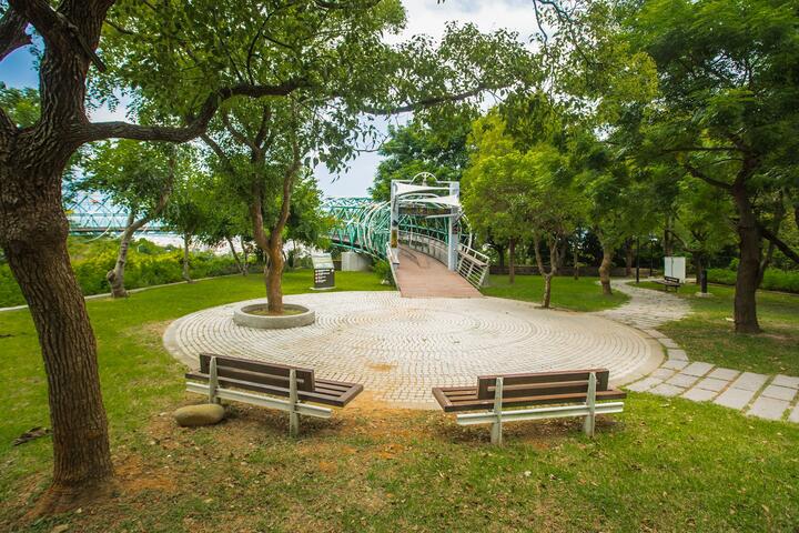 鳌峰山小广场树下设置许多长椅 供民众休憩