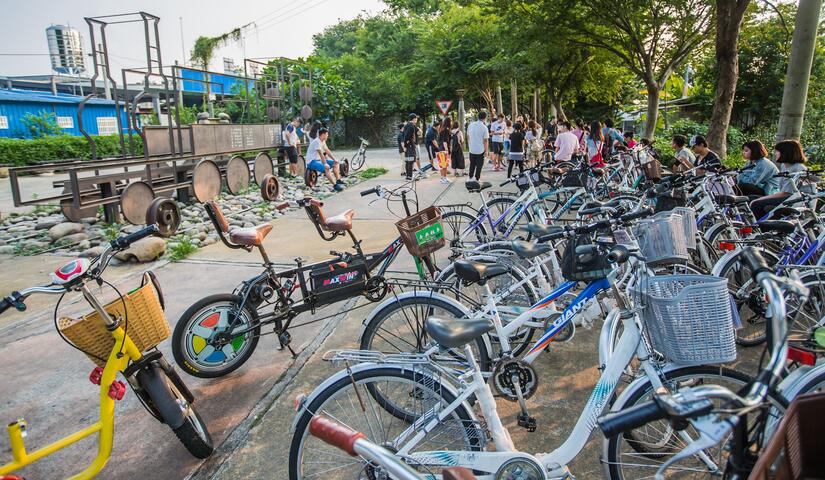 許多民眾至后豐鐵馬道休憩  一旁停置的腳踏車數量眾多
