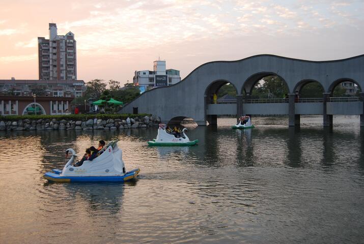 豐樂雕塑公園-天鵝船