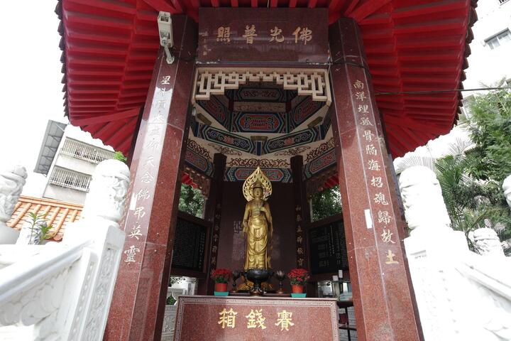 寶覺寺-觀音像與賽錢箱