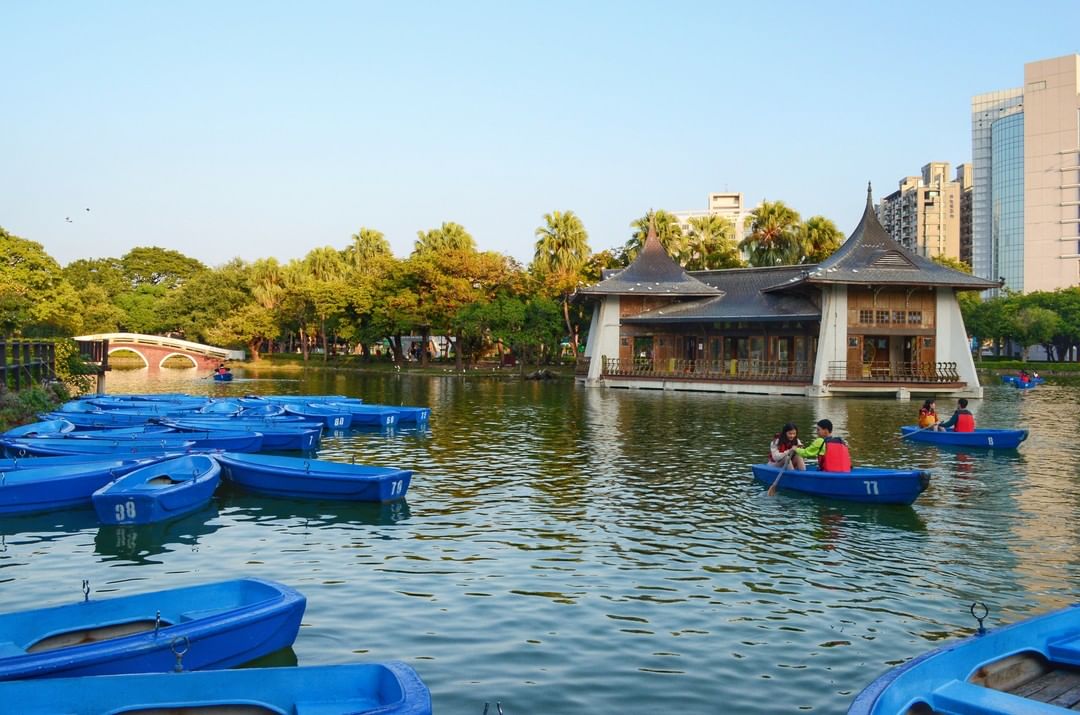 ⠀⠀⠀⠀⠀⠀⠀⠀⠀⠀⠀⠀
大家有去台中公園划船遊湖過嗎？
Row your boat in Taichung Park.
-
 4...