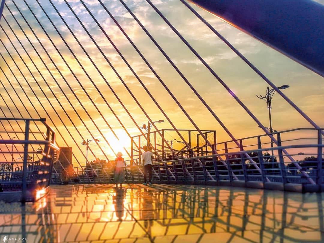 一抹灑在橋上的暖陽就算是冷冷的天也覺得溫暖了
-
 感謝  @tw_hanlifephoto 分享
《冬天的陽光》
掌心，有你的溫...