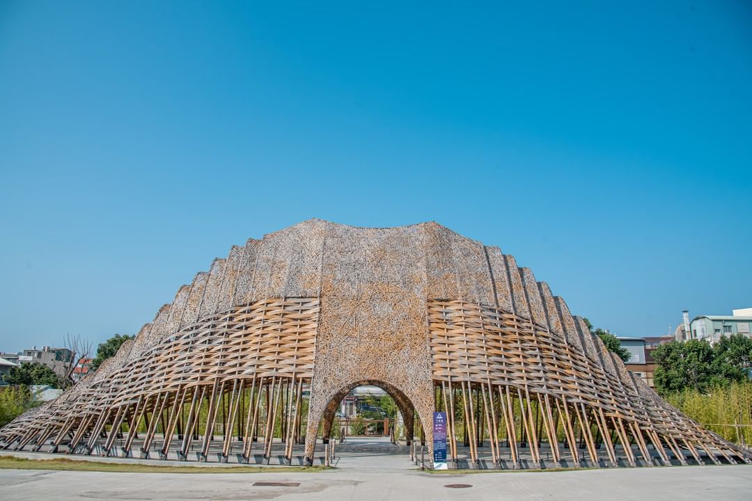 你的「竹」跡，溫柔了整個城市的框架。

A landmark made of bamboo that graces the cit...
