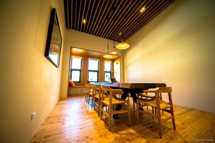 二樓多功能廳厚實長桌是視覺焦點, 適合聚餐、會議、手作課程, 空間隱密有緻