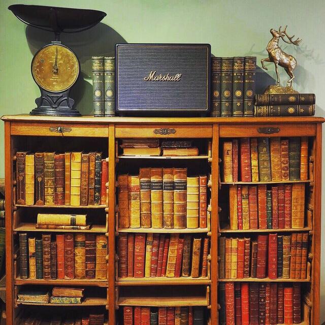 英國古董書櫃，擺滿百年老皮書