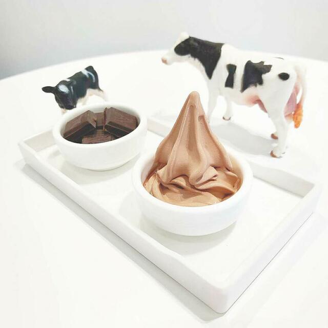 瑞士巧克力霜淇淋，源自瑞士阿爾卑斯山區頂級霜淇淋，堅持使用小牛吃剩下的牛奶。