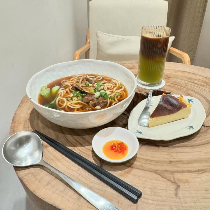 ＼绿美图探店!在绿意与书香间🌿午後的咖啡时光☕／