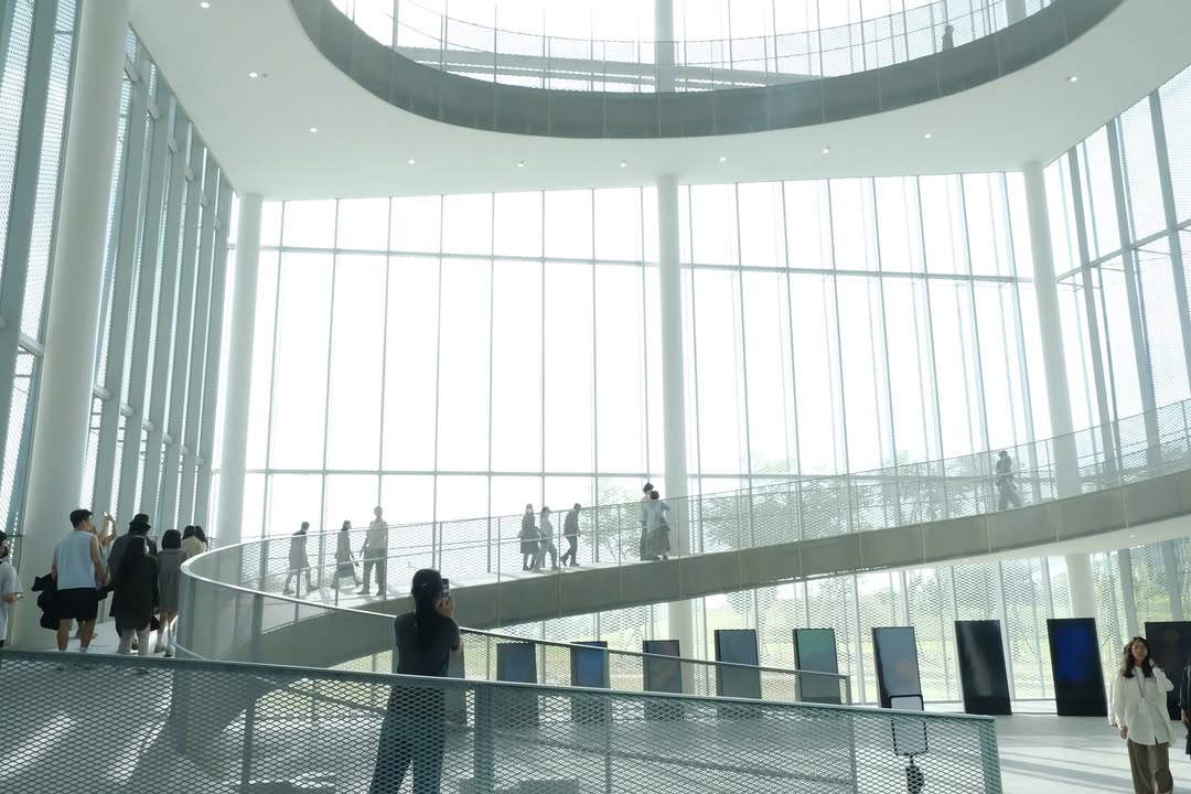 ＼ 绿美图走逛🌿在绿意与书香间的午後时光☕／