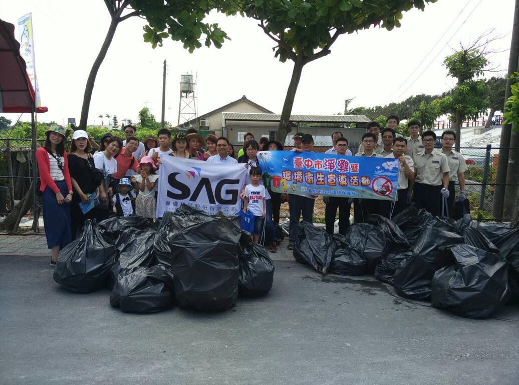 市府连三天鱼苗放流与净滩 成果丰硕-合影