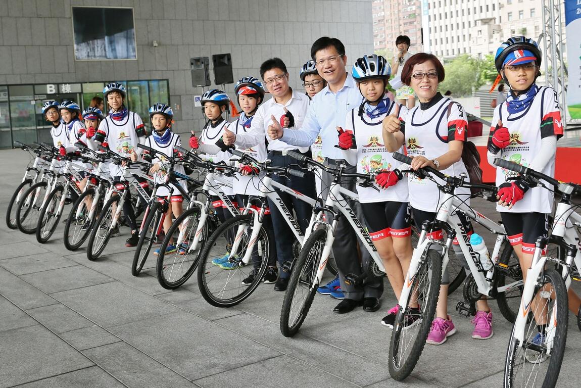 大手牵小手单车环台公益活动台中启程 林市长预祝旅程圆满成功-在新市政合影