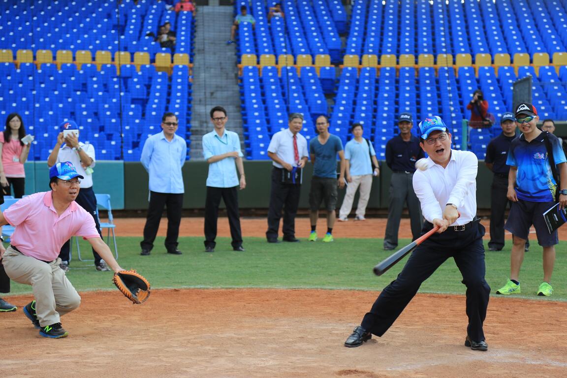 金龍盃全國青棒菁英賽台中開打 -市長揮棒