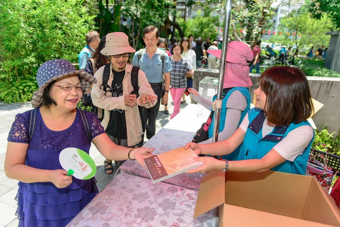 台中文学馆喜迎开馆 办「书包音乐会」邀市民背书包听音乐会-民众与服务台人员