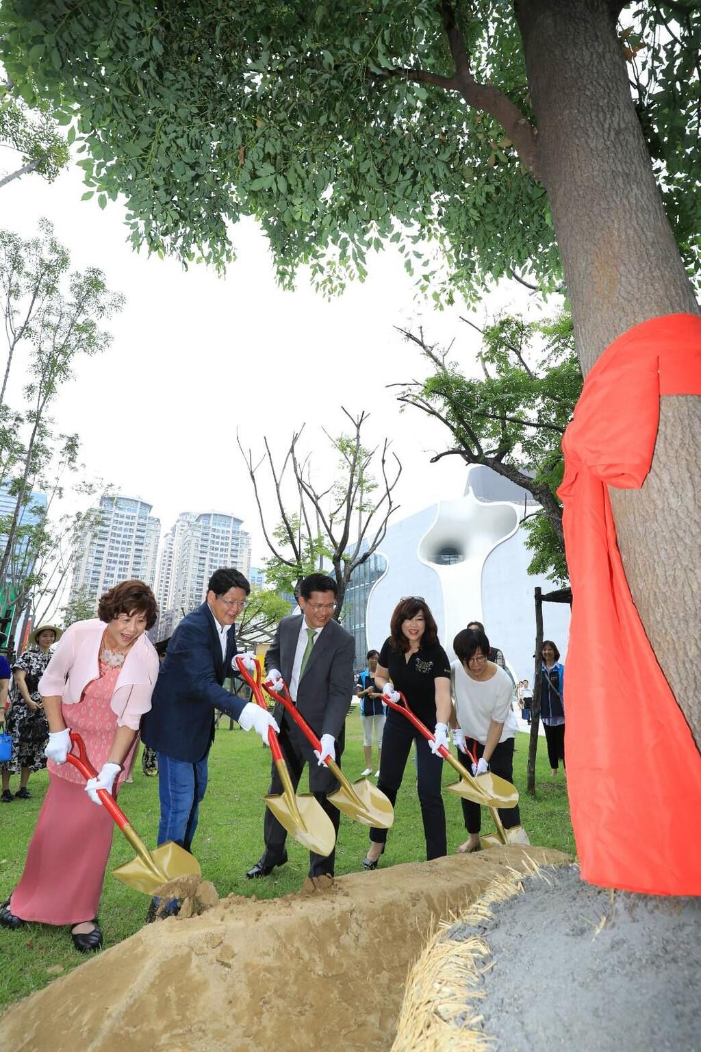 响应中市府8年百万棵植树计画 企业捐歌剧院台湾原生成树