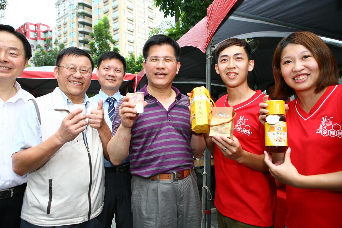 中彰投农产行销草悟道登场市长与民众合影