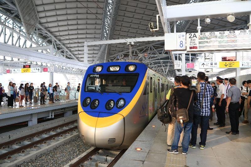 台中铁路高架化通车首航