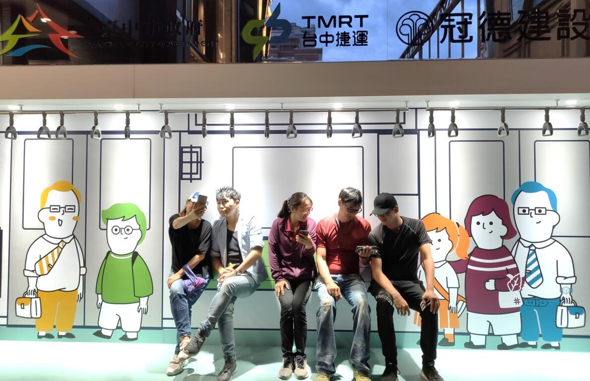 電聯車模擬體驗區-吸引不少鐵道迷及民眾來拍照打卡